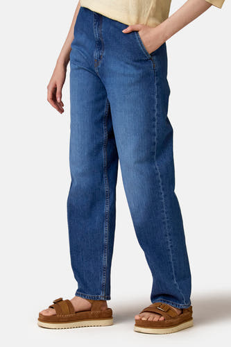 Donkere jeans van denim, van Le Fabuleux Marcel de Bruxelles, met een losse pasvorm en bruine sandalen.
