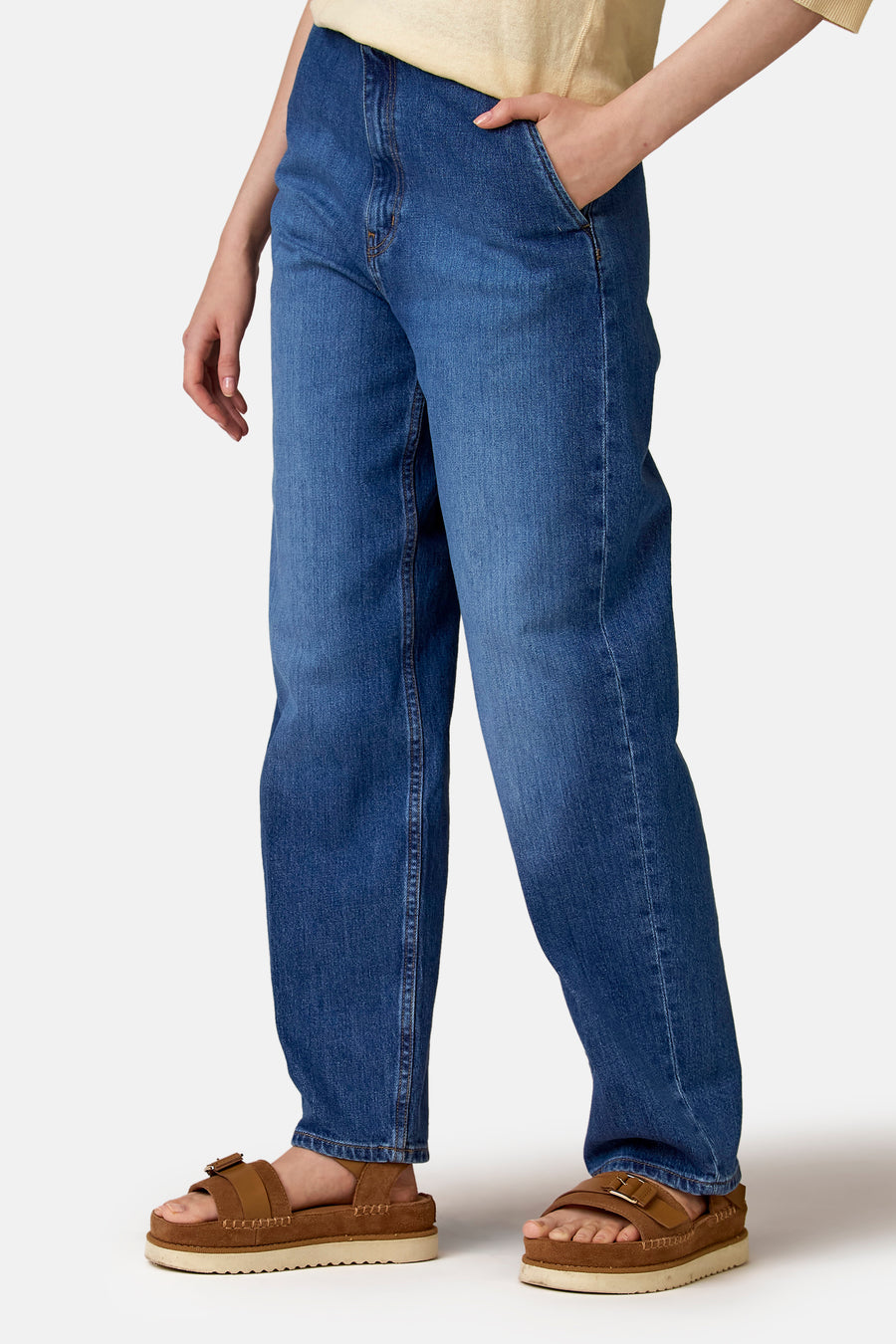 Donkere jeans van denim, van Le Fabuleux Marcel de Bruxelles, met een losse pasvorm en bruine sandalen.
