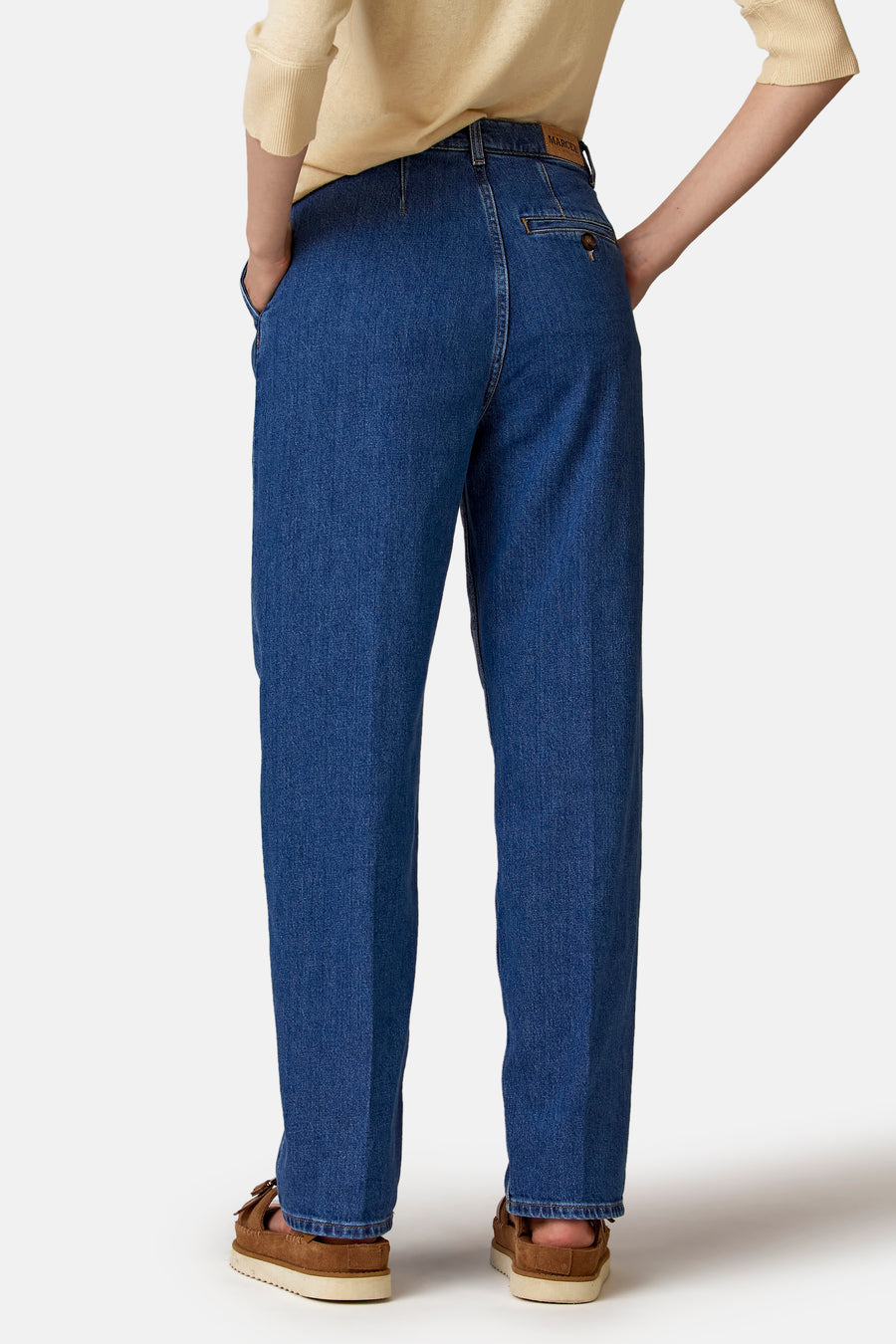 Donker denim jeans van Le Fabuleux Marcel de Bruxelles, met een achterzak en casual schoenen.
