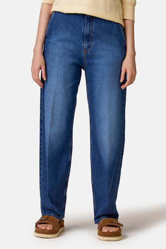 Slim fit jeans in donker denim van Le Fabuleux Marcel de Bruxelles, met een rechte pijp en bruine sandalen.
