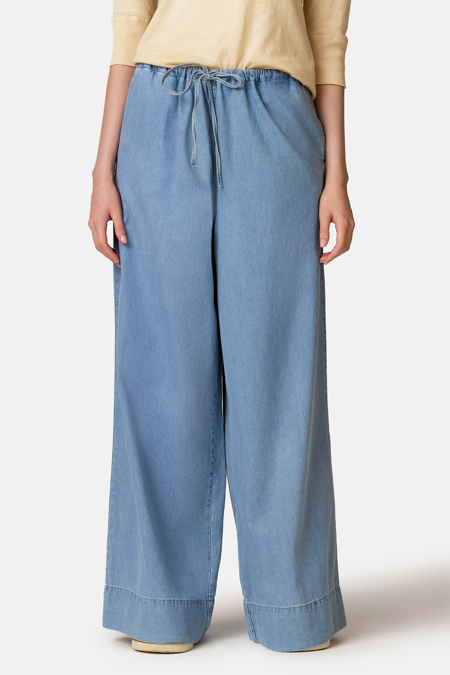 Jeans larges en denim bleu clair de Le Fabuleux Marcel de Bruxelles, avec cordon de serrage et jambes larges.