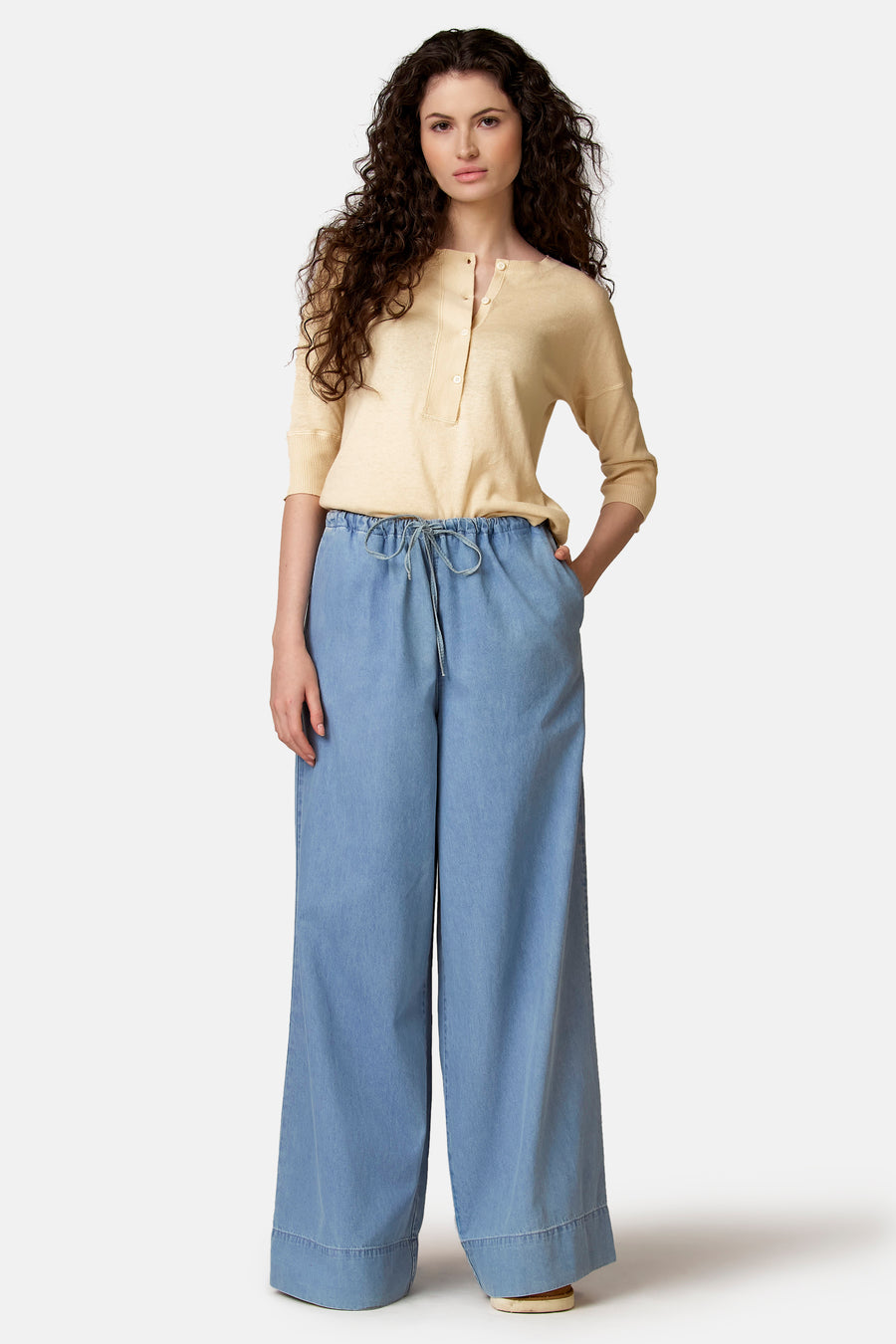 Jean large en denim bleu clair de Le Fabuleux Marcel de Bruxelles, avec un cordon de serrage à la taille.