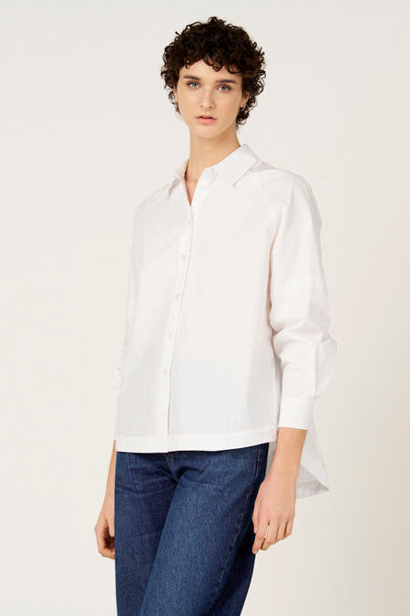 Wit hemd met lange mouwen van Le Fabuleux Marcel de Bruxelles, gedragen met een donkerblauwe jeans.
