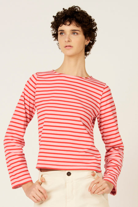 Rood gestreept T-shirt met lange mouwen van Le Fabuleux Marcel de Bruxelles, gedragen met een beige broek.
