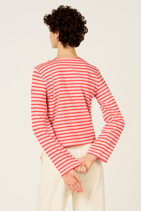Rood-gestreepte T-shirt met lange mouwen van Le Fabuleux Marcel de Bruxelles, gezien van achteren, gecombineerd met een crèmekleurige broek.