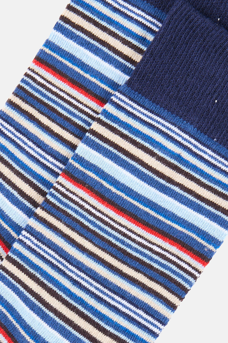 Multicolor gestreepte sokken van Le Fabuleux Marcel de Bruxelles, met blauwe, crèmekleurige en rode strepen, gebreide textuur, close-up weergave