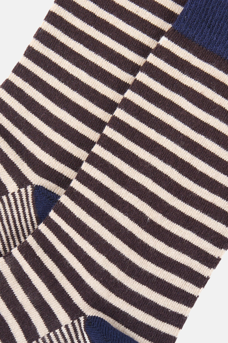 Multicolor gestreepte sokken van Le Fabuleux Marcel de Bruxelles, met donkerblauwe en crèmekleurige strepen en blauwe teen en hiel, close-up weergave