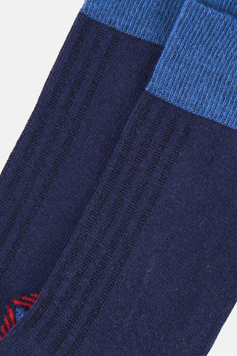 Blauwe sokken van Le Fabuleux Marcel de Bruxelles, met donkerblauwe ribstructuur en lichtblauwe boord, detail met rood-blauw logo aan de zijkant