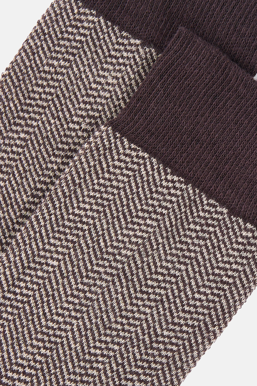 Bruine sokken met zigzag patroon van Le Fabuleux Marcel de Bruxelles, textuurrijke gebreide stof, close-up weergave