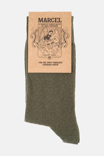 Kaki sokken met fijne textuur en subtiele patroon, van Le Fabuleux Marcel de Bruxelles, met bruin kartonnen label met vintage logo, front view