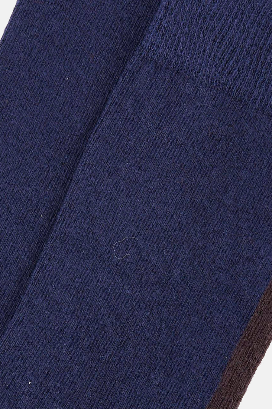 Donkerblauwe sokken van Le Fabuleux Marcel de Bruxelles, fijn gebreid met zachte textuur, close-up weergave