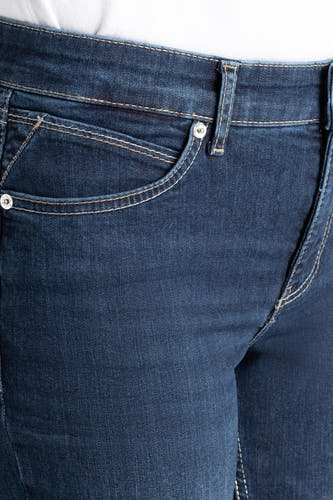 Jean MAC en bleu marine avec des surures contrastants et des boutons argentés.