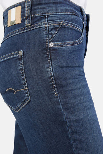 Jean straight bleu MAC, avec des boutons sur les poches et une étiquette en cuir de la marque.
