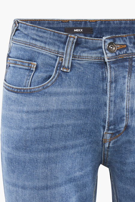 Blauwe straight jeans van MEXX, met lichte wassing en klassieke zakken aan de voorkant.
