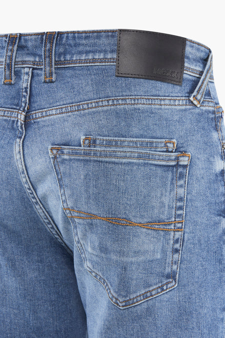 Blauwe straight jeans van MEXX, met zichtbare achterzak en riemlussen, in denimstof.

