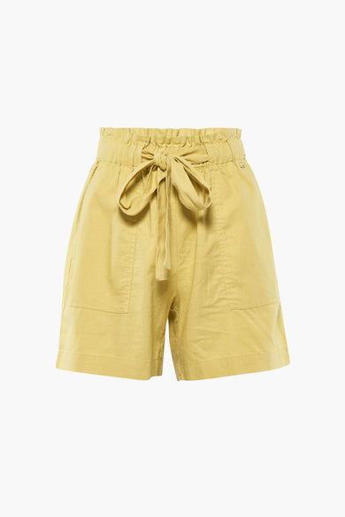 Gele short van Mexx met strikceintuur, steekzakken en een elastische tailleband.
