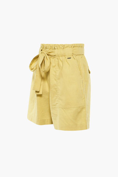 Gele short van MEXX met strikceintuur en zakken.
