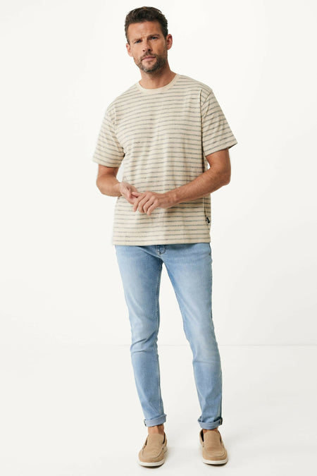 Gestreept blauw T-shirt van MEXX, gedragen met jeans en suède instappers.
