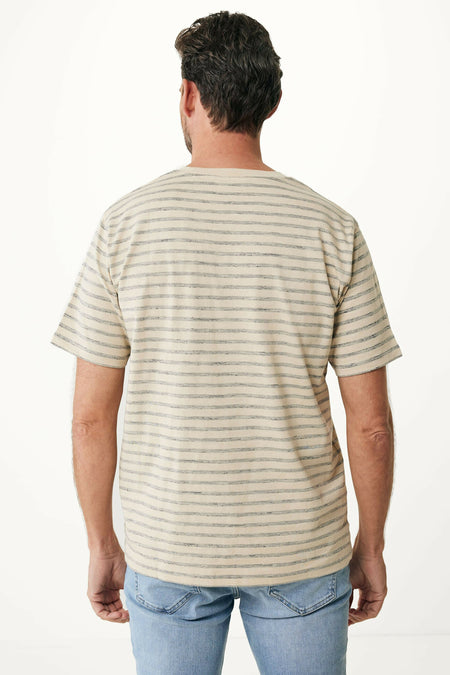 Blauw gestreept T-shirt van MEXX, met korte mouwen en een casual uitstraling, gedragen met een spijkerbroek.
