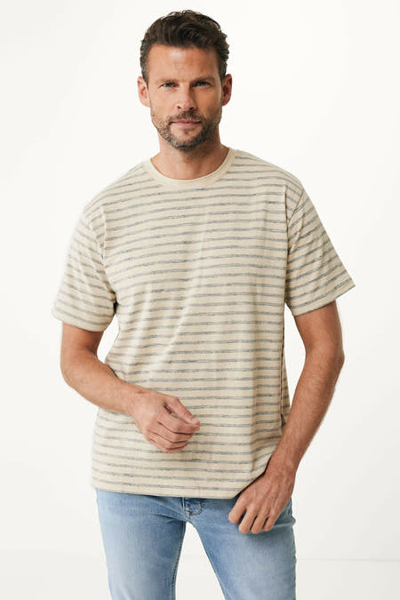 Blauw gestreept T-shirt van MEXX, met korte mouwen en een relaxte pasvorm, gecombineerd met jeans.
