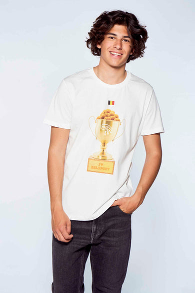 Witte korte mouwen t-shirt van MORA met gouden trofee print, Belgische vlag en 'I ♥ BALSPOORT' tekst, gedragen door model in lifestyle shot
