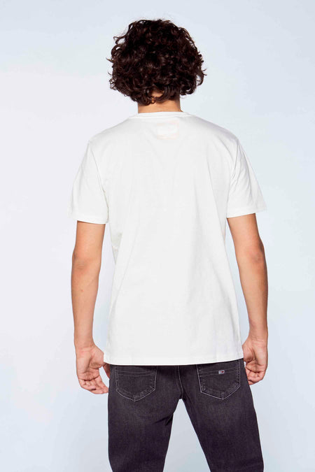 Witte korte mouwen t-shirt van MORA, achterzijde weergegeven, gladde stof, model draagt donkere jeans