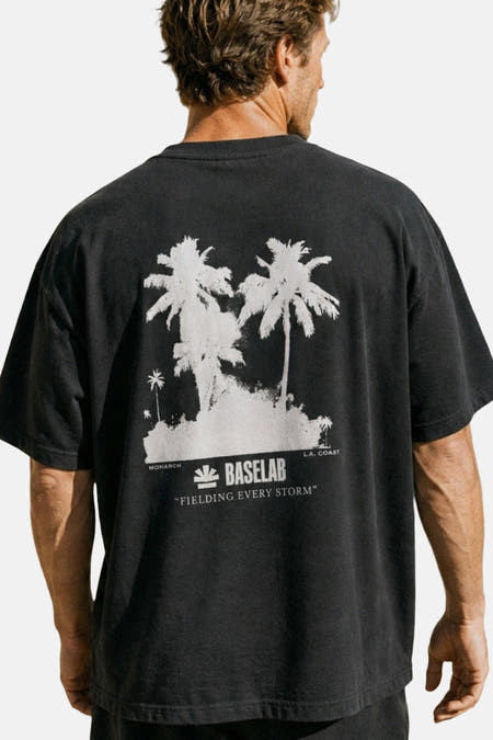 Zwart korte mouwen T-shirt van BASELAB met witte palmbomenprint op de rug, lifestyle achterkantweergave