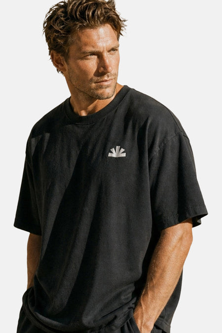 Zwart katoenen T-shirt met ronde hals van BASELAB, voorzien van klein wit logo op borst, gedragen door man in lifestyle shot