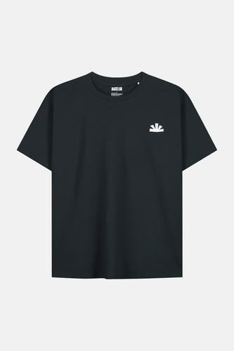 Zwart korte mouwen T-shirt van BASELAB met wit logo op borst, voorzijde weergave