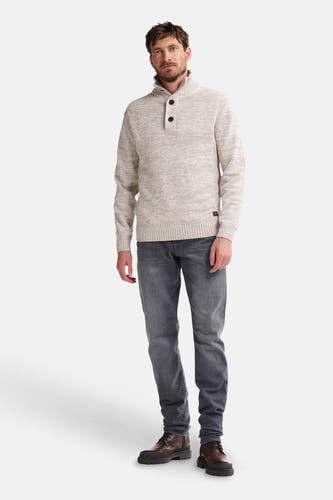 Tunique écru avec col rond de Petrol Industries®, avec détail de bouton et jeans gris et chaussures brunes.