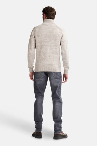 T-shirt écru avec col rond de Petrol Industries®, manches longues et bordures côtelées, associé à un jeans gris et des chaussures marron.