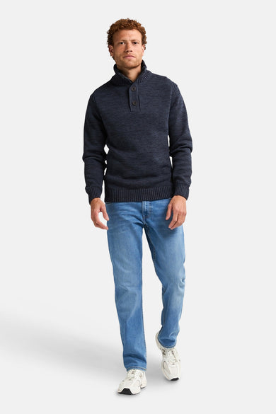 T-shirt bleu avec col rond de Petrol Industries®, doté d'un détail de boutons au niveau du col et à porter avec des jeans et des baskets.