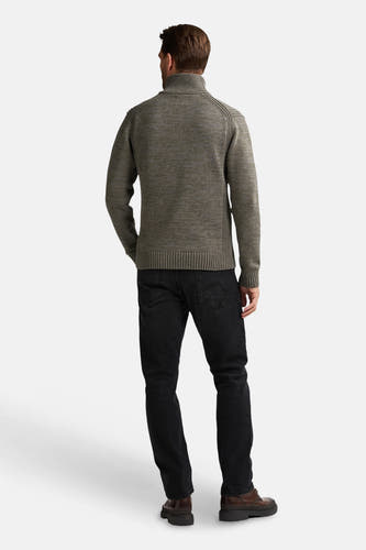 Groene trui met ronde hals van Petrol Industries, gezien vanaf de achterkant, gecombineerd met een zwarte jeans en bruine schoenen.