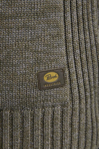 Groene trui met ronde hals van Petrol Industries, met ribgebreide details en een logo patch.
