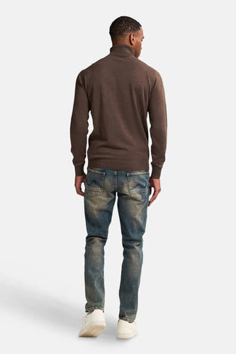 Veste brune avec col montant de Petrol Industries®, à longues manches, portée avec des jeans et des baskets blanches, vue arrière.