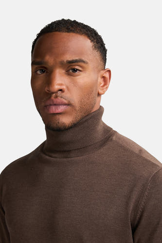 Manteau coltrui de Petrol Industries® avec une texture fine et côtelée et un ajustement ferme.