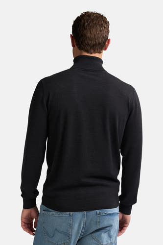 Veste noire de Petrol Industries, vue de derrière, associée à un jean bleu.