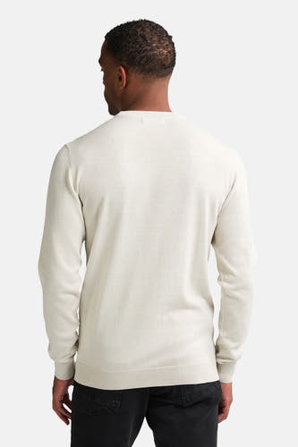 T-shirt écru avec col rond de Petrol Industries®, vu par derrière, porté avec un pantalon noir.