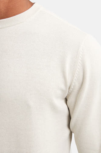 T-shirt écru avec col rond de Petrol Industries®, gros plan sur le haut, montre la texture du tissu.