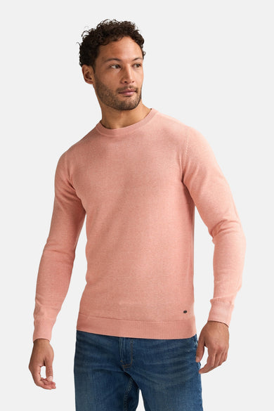 Pull rose à col rond de Petrol Industries®, avec une texture finement tricotée et un col côtelé, court.