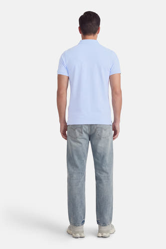 Blauwe polo met korte mouwen van Petrol Industries®, gezien van achteren, gedragen met jeans en sneakers.