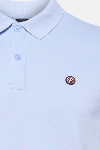 Blauw poloshirt met korte mouwen van Petrol Industries® met knoopsluiting en een logo op de borst.
