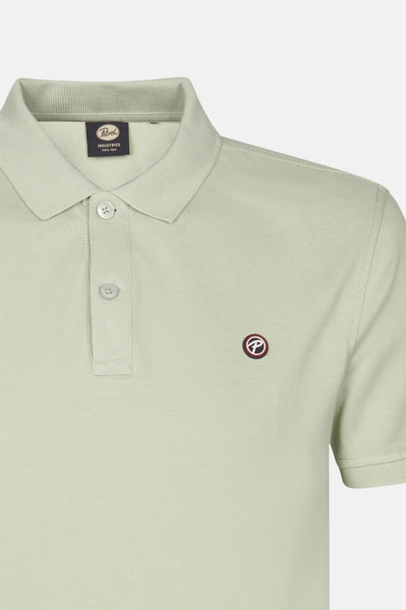 Groene polo met korte mouwen van Petrol Industries, met twee knopen en een logo op de borst.