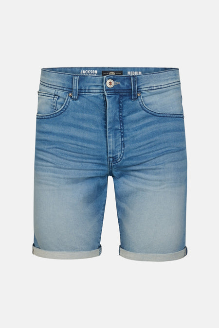 Blauw jeansshort van Petrol Industries, met een lichtblauwe wassing en opgerolde pijpen.