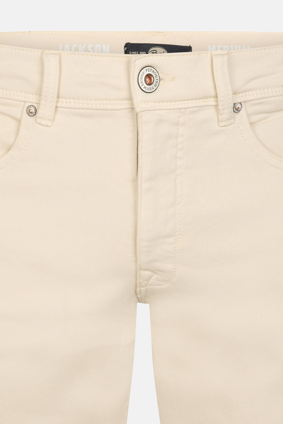 Ecru korte broek van Petrol Industries, close-up van de tailleband met knoop.