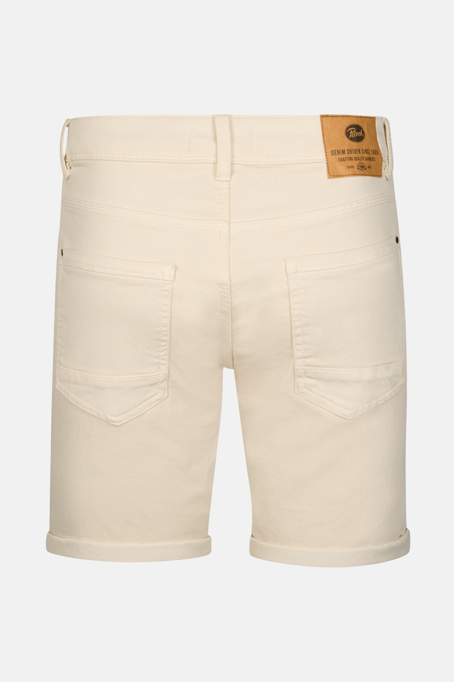 Ecru short van Petrol Industries, met achterzakken en opgerolde pijpen.
