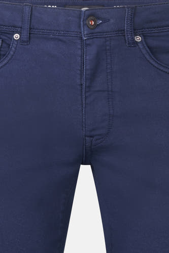 Donkerblauwe korte broek van Petrol Industries, met een knoopsluiting en subtiele stiksels.