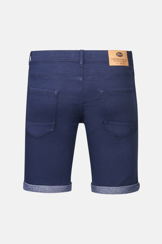 Donkerblauwe short van Petrol Industries, met opgerolde pijpen en achterzakken.
