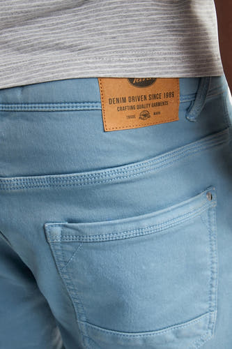 Blauwe short van Petrol Industries, achterkant met bruin merklabel en gestikte achterzak.