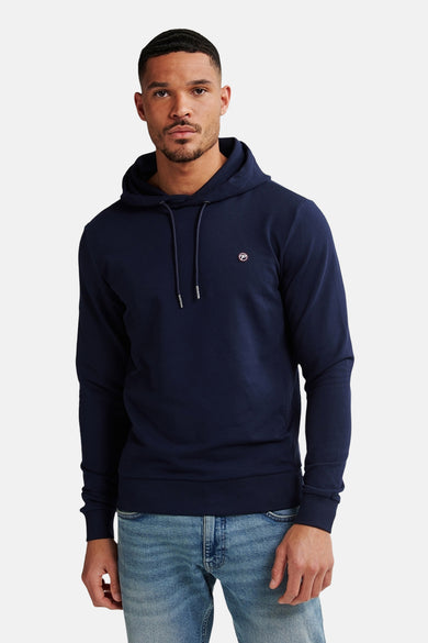 Blauwe sweater met kap van Petrol Industries, met trekkoorden en een klein logo op de borst.